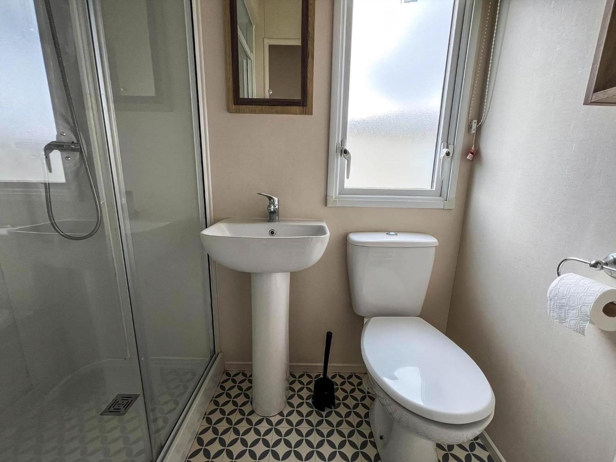 Homely 8 Berth Caravan At Dovercourt Holiday Park, Essex Ref 44201H Great Oakley  Exterior photo