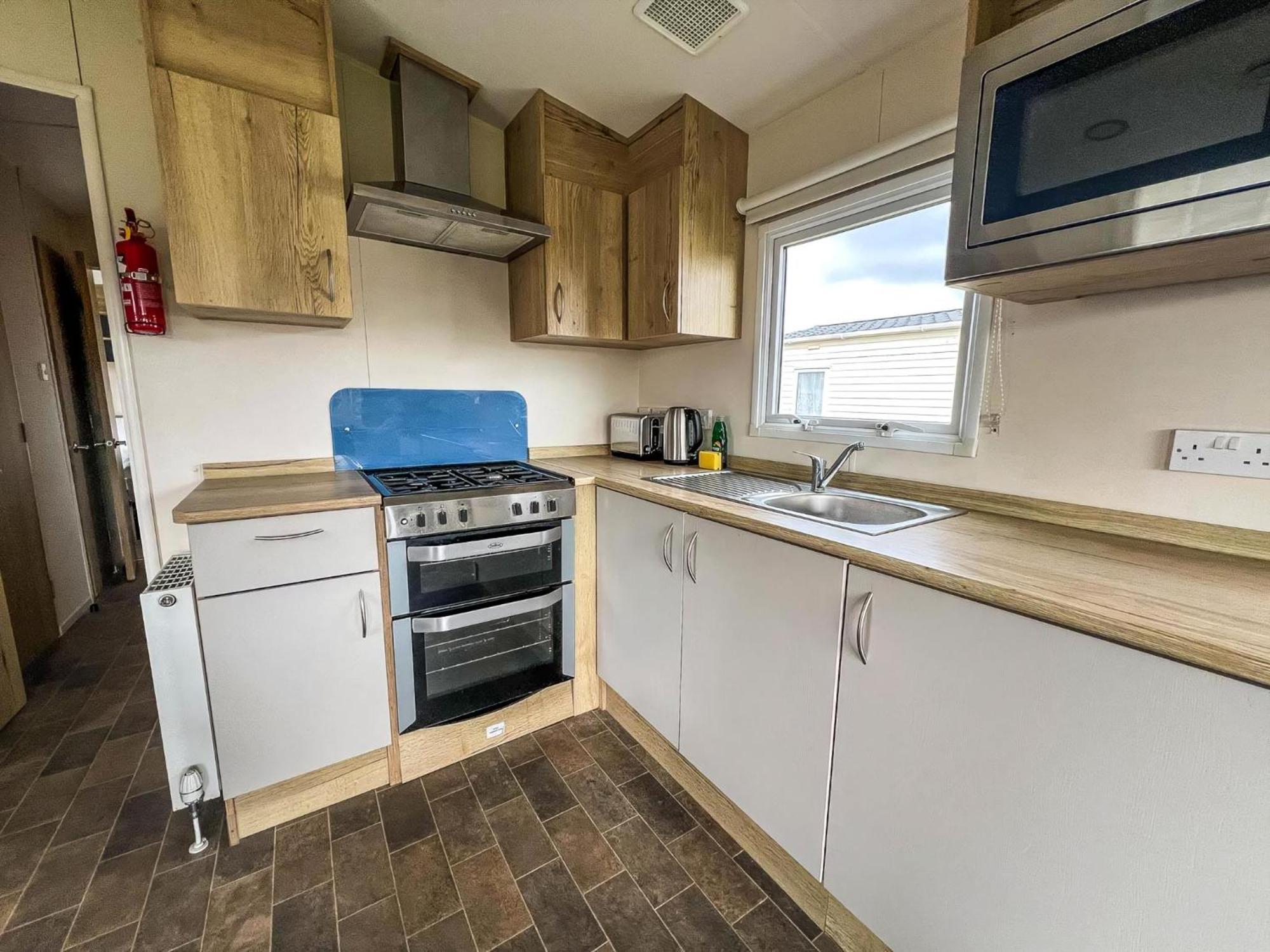 Homely 8 Berth Caravan At Dovercourt Holiday Park, Essex Ref 44201H Great Oakley  Exterior photo